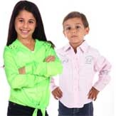 Blusar är väsentliga för en flickas garderob och passar till varje årstid. Skjortor är nu allt populärare för pojkar och passar också till varje årstid. På Smartster kan du hitta skjortor och blusar i många olika designer och material för dina barn.